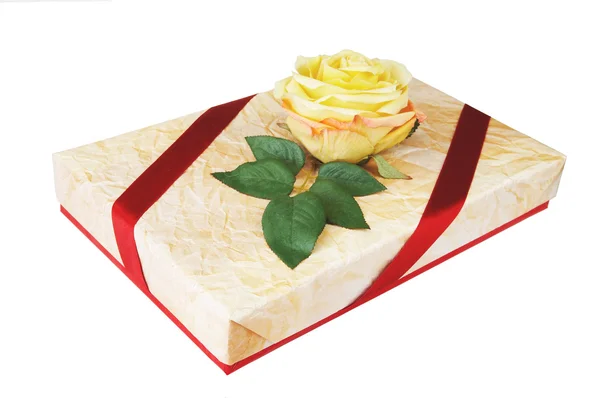 Weihnachtsgeschenk mit roter Schleife & Rosenblüte — Stockfoto
