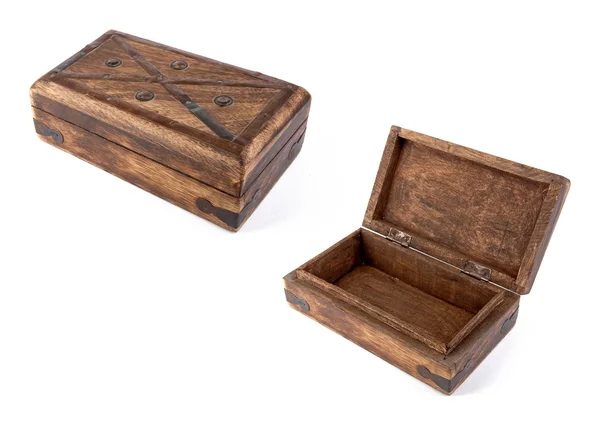 Boîte en bois rétro avec des pièces métalliques sur fond blanc . — Photo