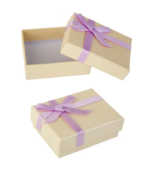 打开小礼品盒缎带蝴蝶结孤立在一张白纸。x — 图库照片