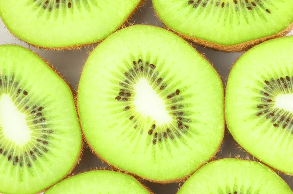 Perfekt frische Kiwifrüchte isoliert auf weiß. schöner Hintergrund — Stockfoto