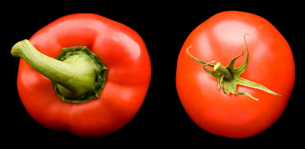 赤ピーマンとトマトの黒の背景上に分離されて — ストック写真