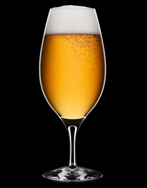 Birra schiumosa fresca in un bicchiere su un percorso nero + ritaglio . — Foto Stock
