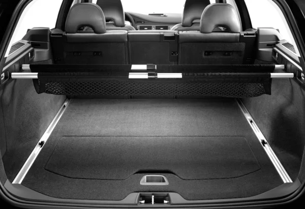 Большой багажник нового и современного автомобиля — стоковое фото