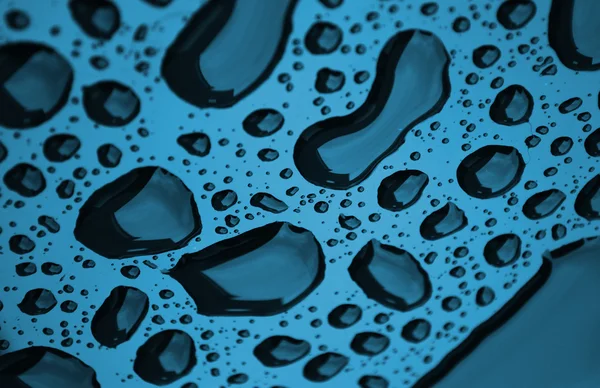 Water druppels op glazen venster van blauwe hemel. — Stockfoto