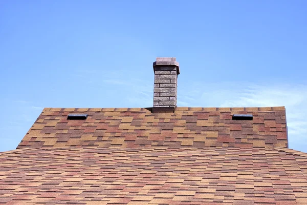 Hus taket täckt med en bitumen plattor — Stockfoto