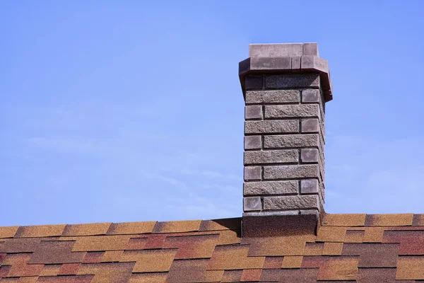 Крыша дома покрыта битумной плиткой — стоковое фото