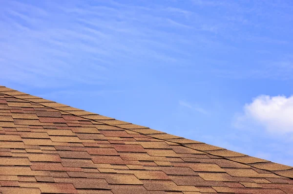 집 지붕 아스팔트 타일으로 덮여 스톡 사진