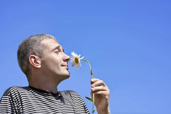 Mannen och en blomma Stockfoto