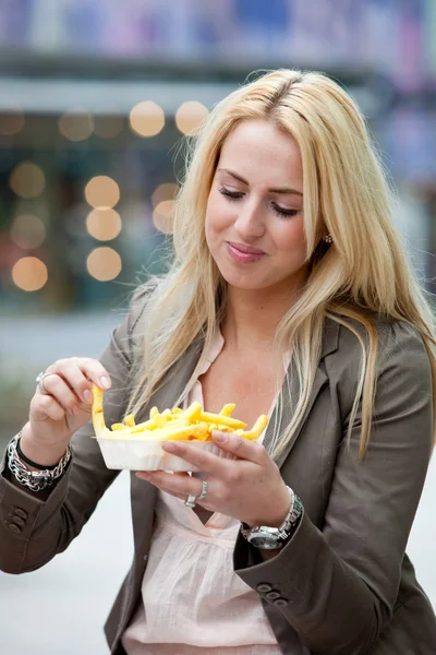 Äta pommes frites — Stockfoto