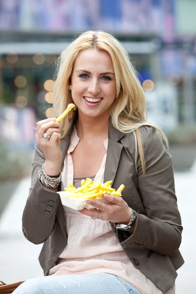 Eating fries — Stock Photo, Image
