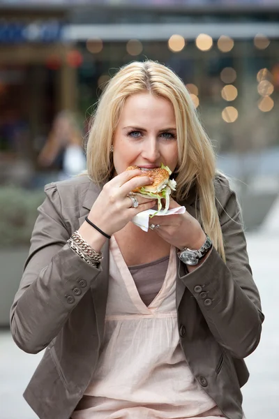 Comer una hamburguesa — Foto de Stock