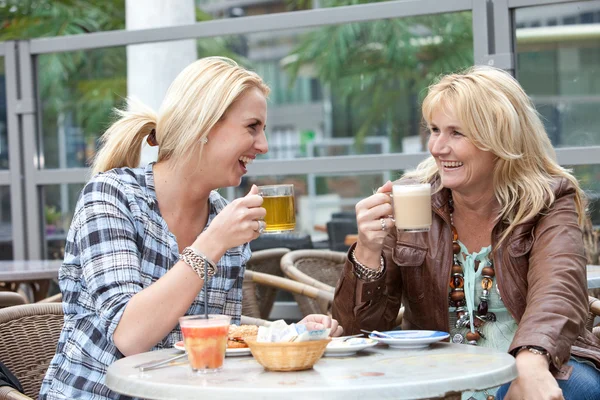 Mother and daughter having fun — Stock Photo, Image