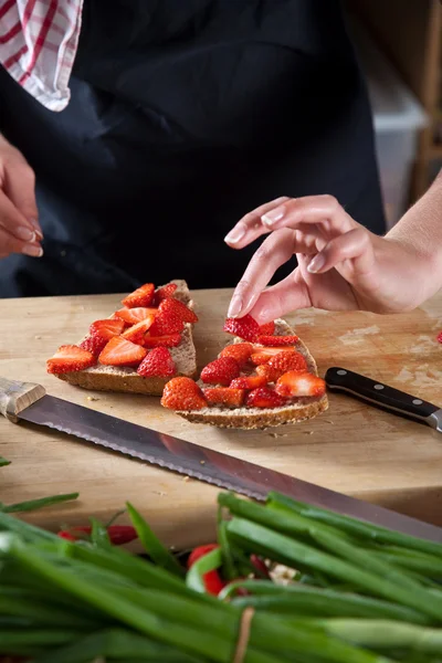 Att göra en jordgubbe smörgås — Stockfoto