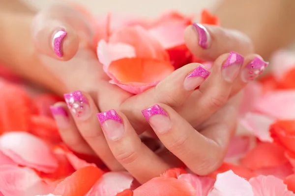 Handen met rozen — Stockfoto