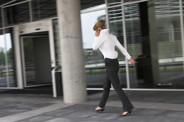 Businesswoman in a hurry — Stock Photo, Image