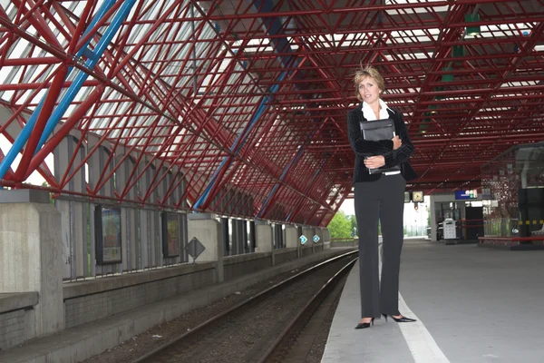 Bonita mujer de negocios rubia esperando el tren —  Fotos de Stock