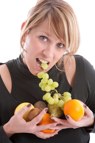 Söt blond tjej med frukter — Stockfoto