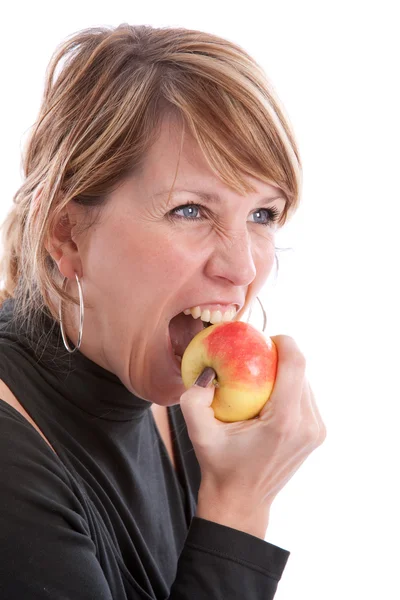 Кусание яблока — стоковое фото