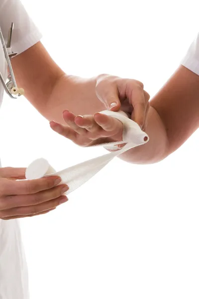 Envelopper une main dans un bandage — Photo