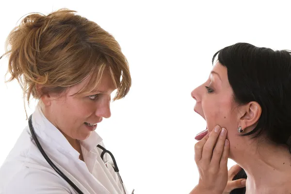 Vrouwelijke arts controleren van haar patiënt — Stockfoto