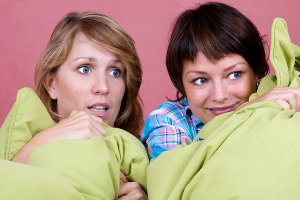 Две девушки смотрят страшный фильм — стоковое фото