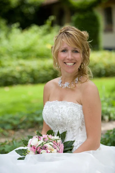 Schöne glückliche Braut — Stockfoto