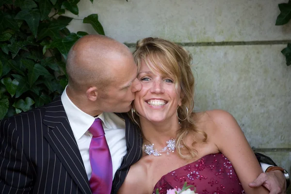 Beijar a noiva — Fotografia de Stock