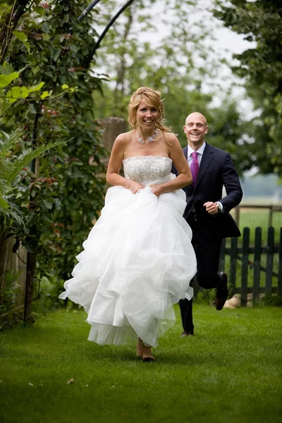 Run away bride — Stock Photo, Image