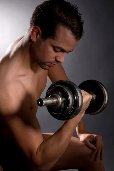 Handsome man doing weights — Stock Photo, Image