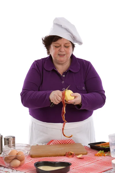 Chef feminino descascando uma maçã — Fotografia de Stock
