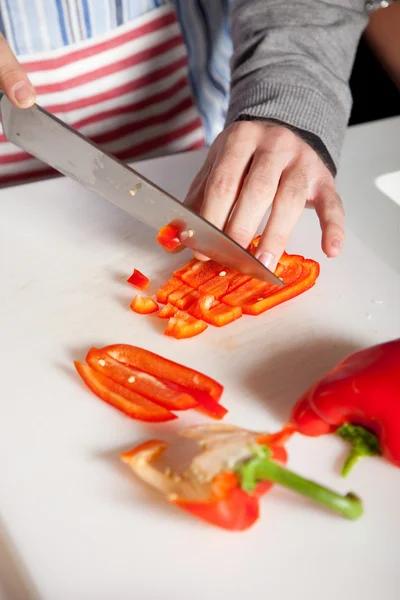 Snij de paprika — Stockfoto