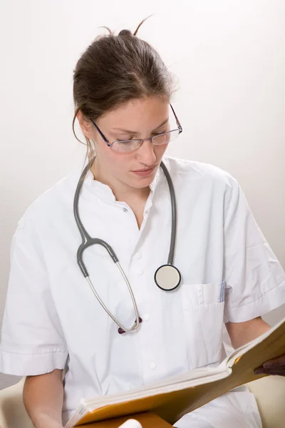 Atrakcyjna studentka medycyny — Zdjęcie stockowe