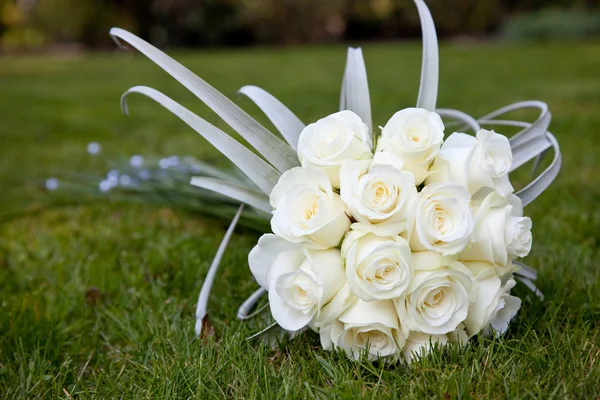 Весільний букет з білих троянд — стокове фото
