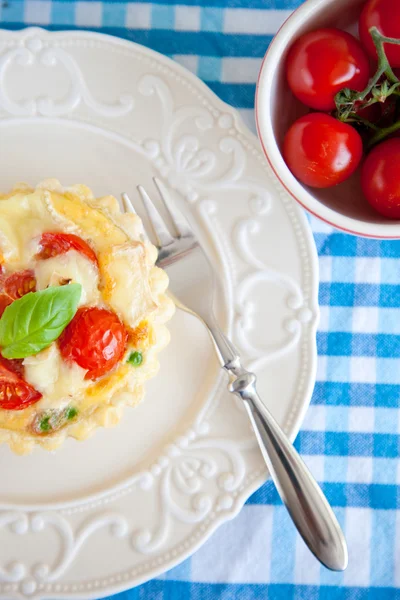 Small pie with brie and tomatoes — Stock Photo, Image