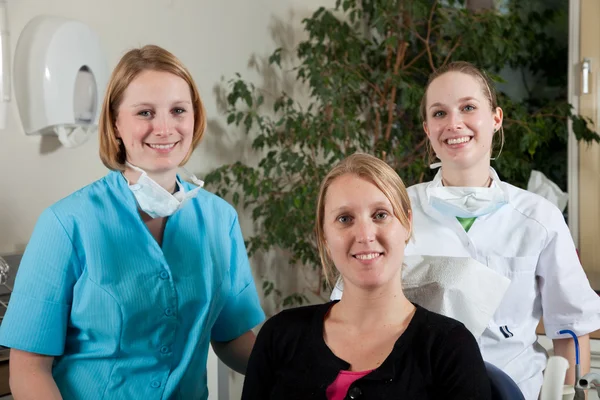 Стоматологическая команда и пациент — стоковое фото