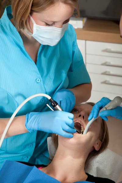 Dentista perfuração de uma cavidade — Fotografia de Stock