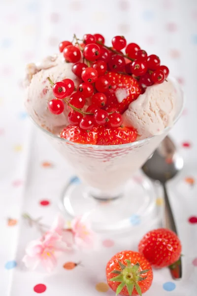 草莓冰淇淋 — 图库照片