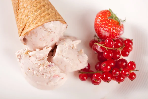 Мороженое с фруктами — стоковое фото