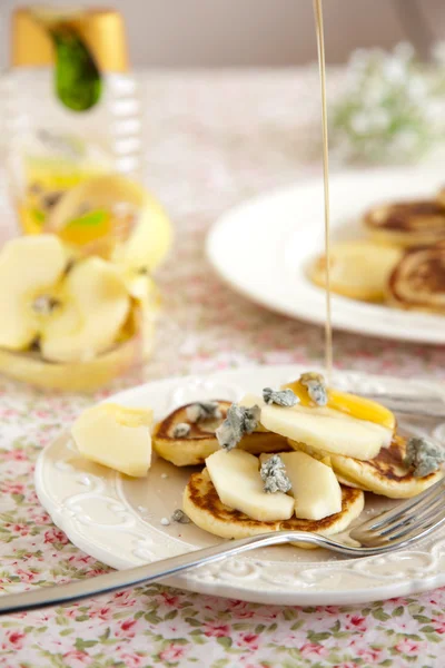 Pannenkoeken met apple en gorgonzola — Stockfoto