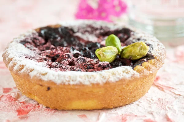 Petit gâteau aux pruneaux et pistaches — Photo