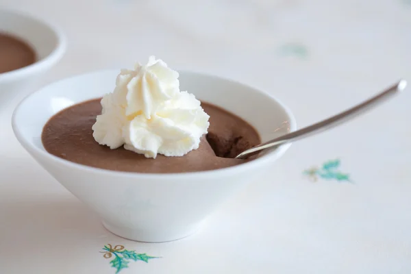 Mousse de chocolate com chantilly — Fotografia de Stock
