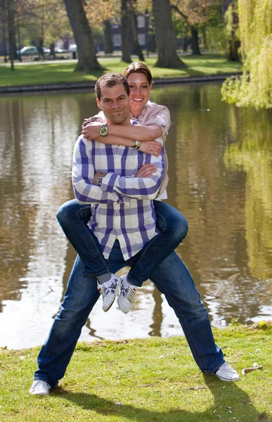Junges Paar macht Huckepack-Fahrt — Stockfoto