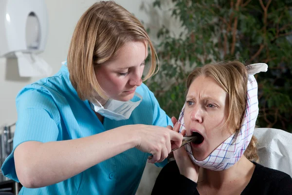 虐待狂的牙医 — 图库照片