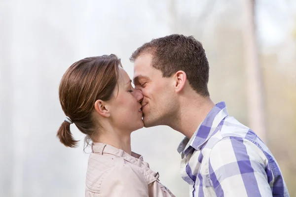 Küssendes Paar — Stockfoto