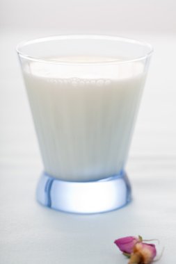 Bir bardak süt.