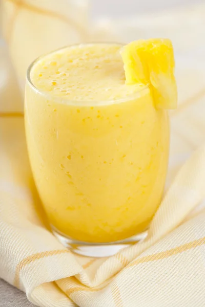 Muz ananas smoothie — Stok fotoğraf