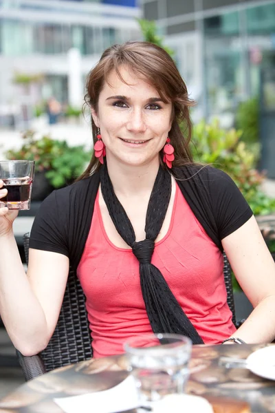 Chica bonita con su bebida — Foto de Stock