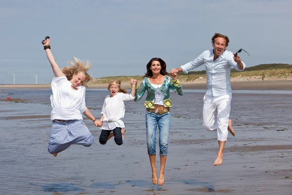 Família saltando — Fotografia de Stock