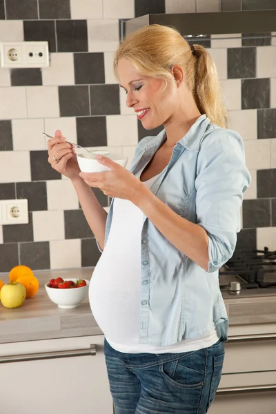 健康的な妊娠中の食事 — ストック写真