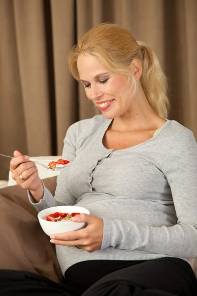 Hermosa mujer embarazada comiendo sano — Foto de Stock